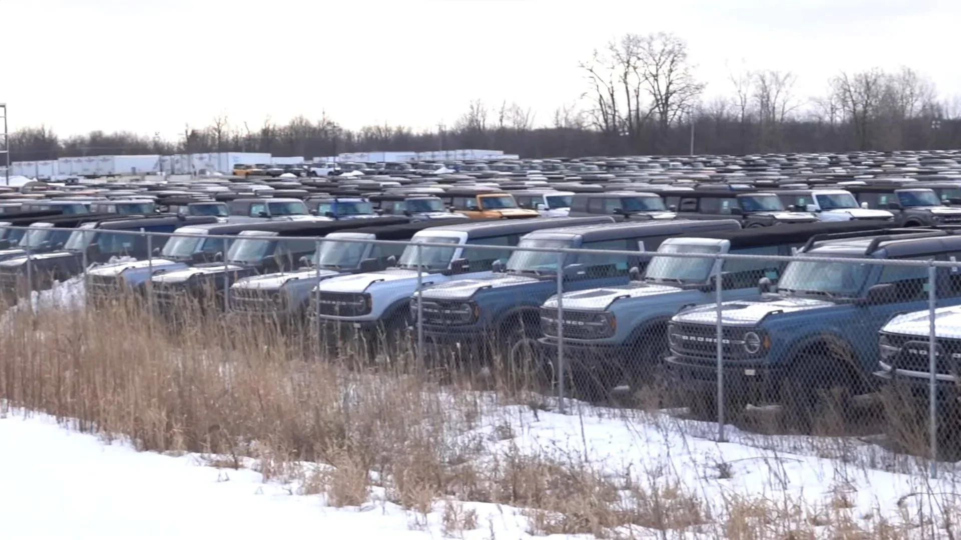 Ford Bronco Sport Still don’t see many thousands-of-ford-broncos-pile-up-at-ice-mountain-the-reason-is-too-familiar_4