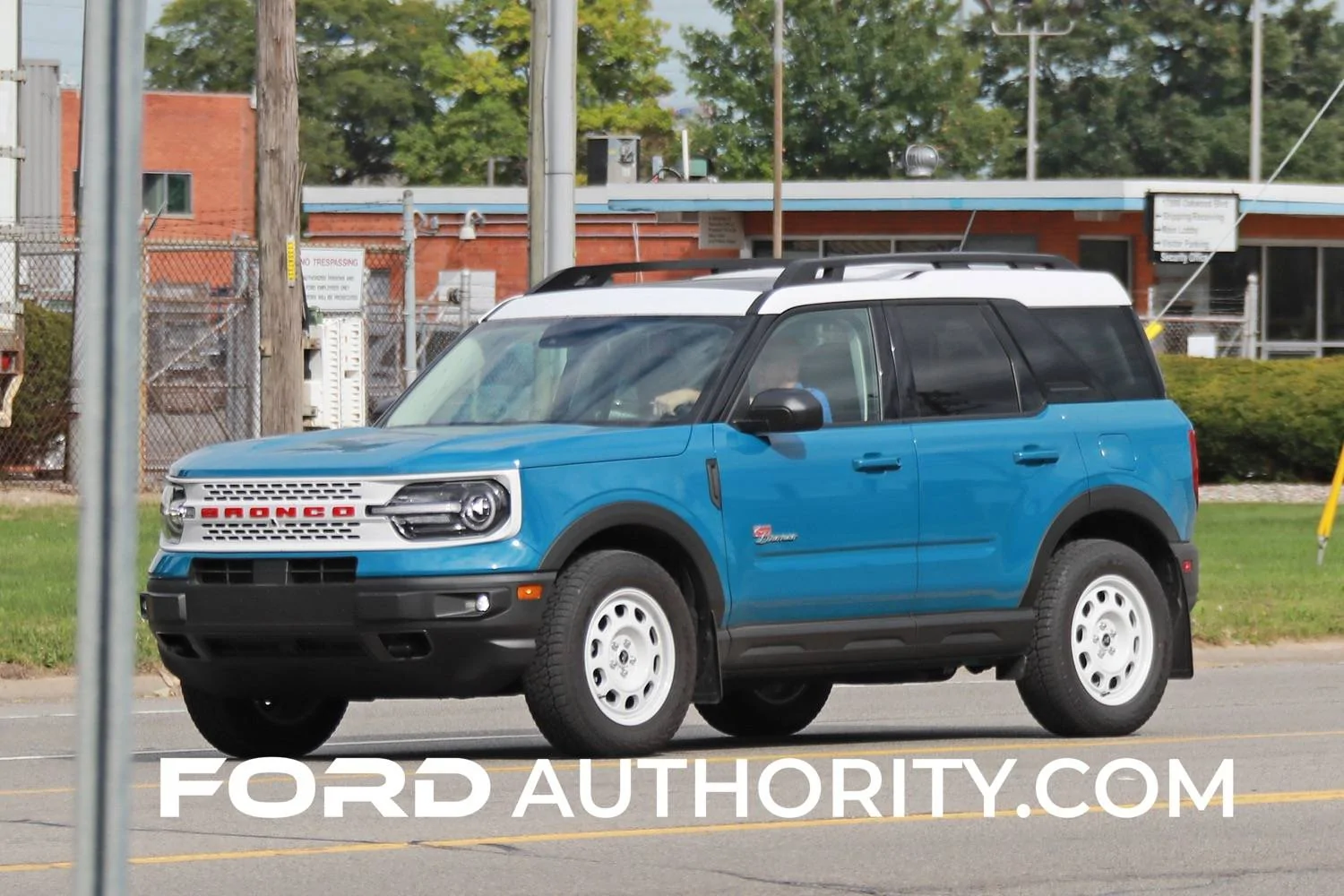 Ford Bronco Sport Robin's Egg Blue and Peak Blue Bronco Sport Heritage & Heritage Limited Spotted 2023-Ford-Bronco-Sport-Heritage-Limited-Peak-Blue-KY-First-Real-World-Photos-October-2022-Ext