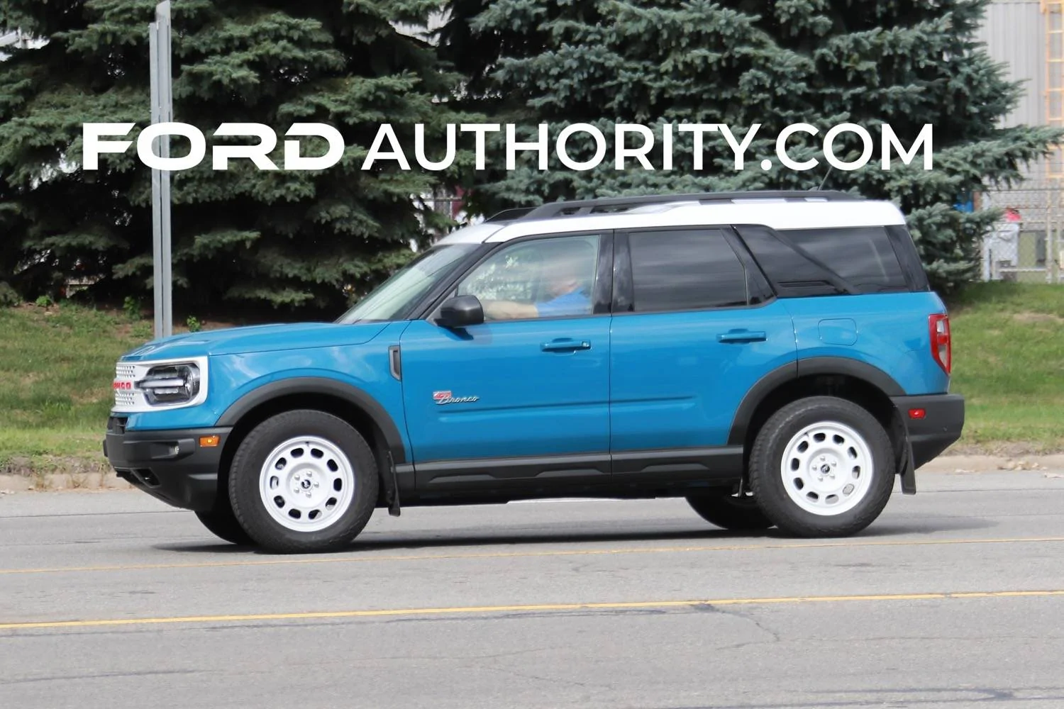 Ford Bronco Sport Robin's Egg Blue and Peak Blue Bronco Sport Heritage & Heritage Limited Spotted 2023-Ford-Bronco-Sport-Heritage-Limited-Peak-Blue-KY-First-Real-World-Photos-October-2022-Ext