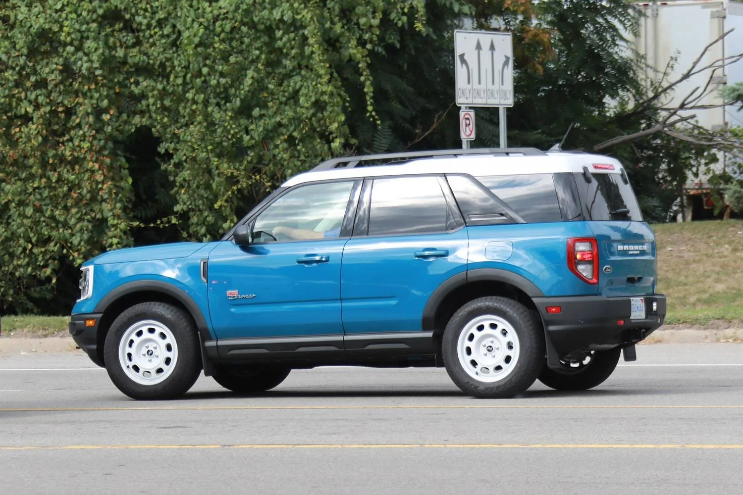 Ford Bronco Sport Robin's Egg Blue and Peak Blue Bronco Sport Heritage & Heritage Limited Spotted 2023-Ford-Bronco-Sport-Heritage-Limited-Peak-Blue-KY-First-Real-World-Photos-October-2022-Ext