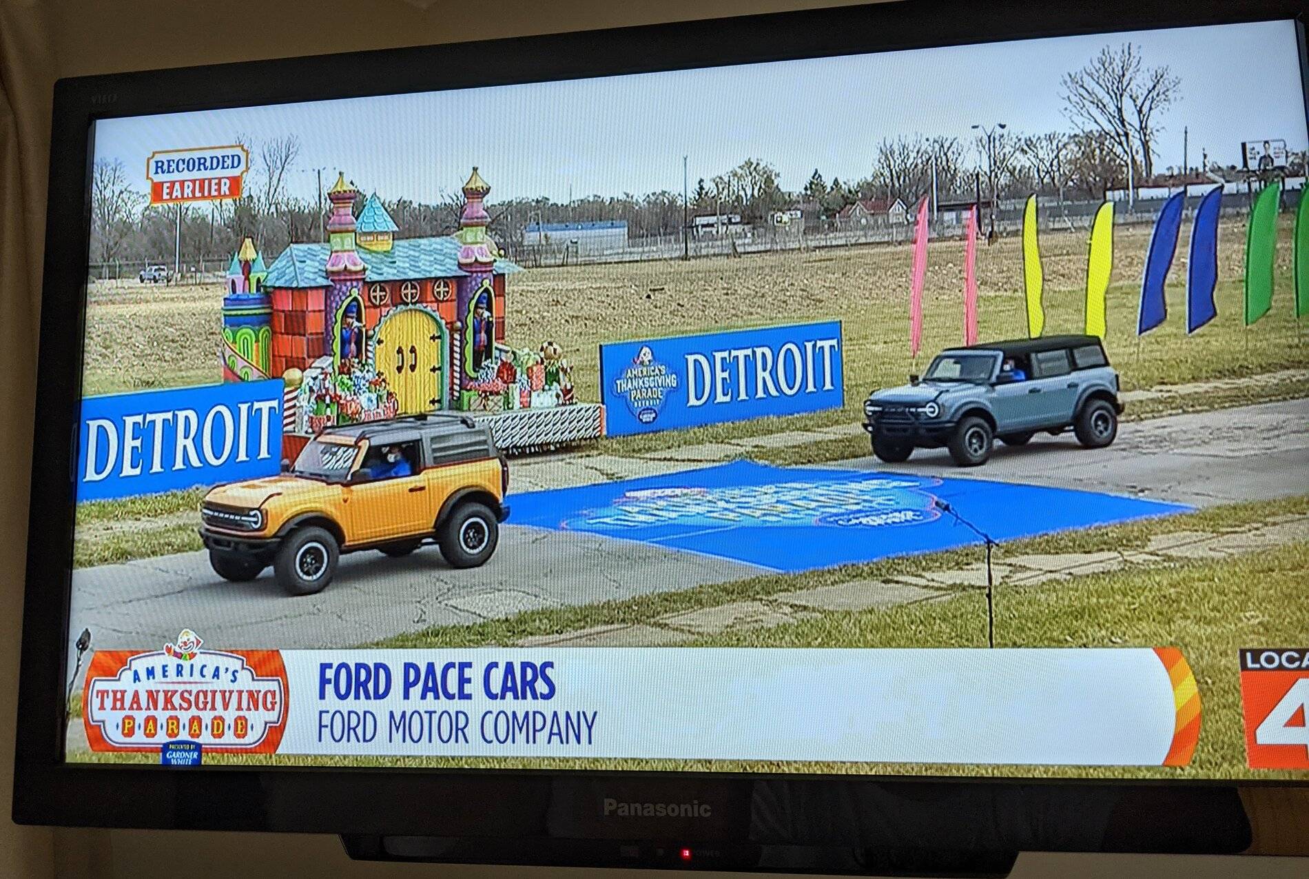 Ford Bronco Sport Bronco Sport pace car in Detroit Thanksgiving Day Parade pxl_20201126_152622709-