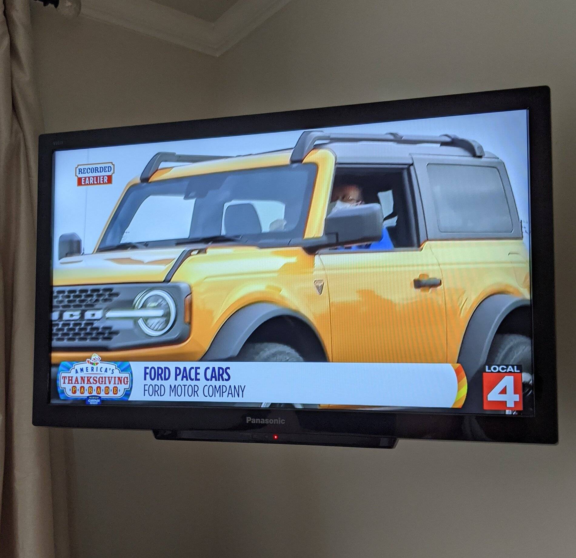 Ford Bronco Sport Bronco Sport pace car in Detroit Thanksgiving Day Parade pxl_20201126_152545456-