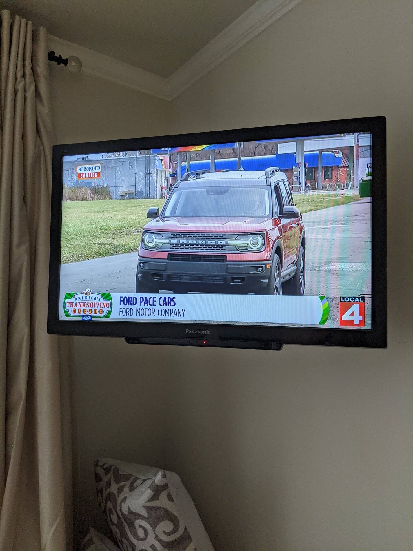 Ford Bronco Sport Bronco Sport pace car in Detroit Thanksgiving Day Parade pxl_20201126_152600910-