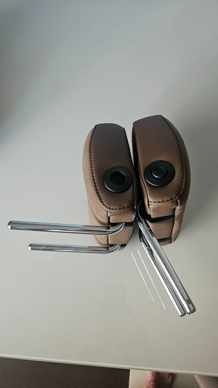 Encosto de cabeça traseiro escamoteável
