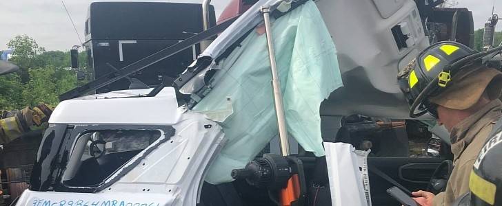 Ford Bronco Sport Ford Bronco Sport's Boron Steel Build Gives the “Jaws of Life” a Hard Time shows-the-jaws-of-life-having-a-hard-time-162386-7